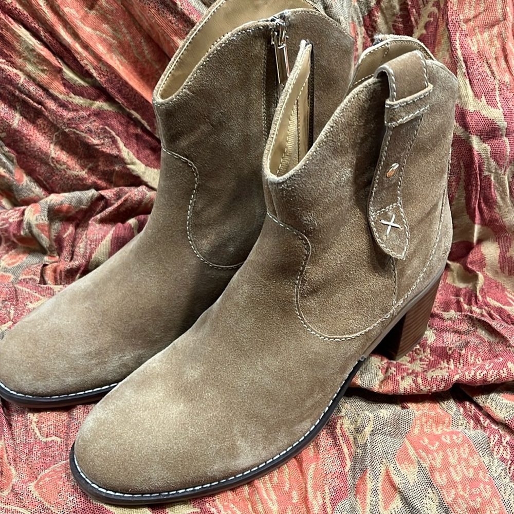 🥾 Suede Boots